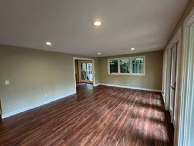 Building Photo - Charming, Spacious, Updated Home in Lake Oswego!