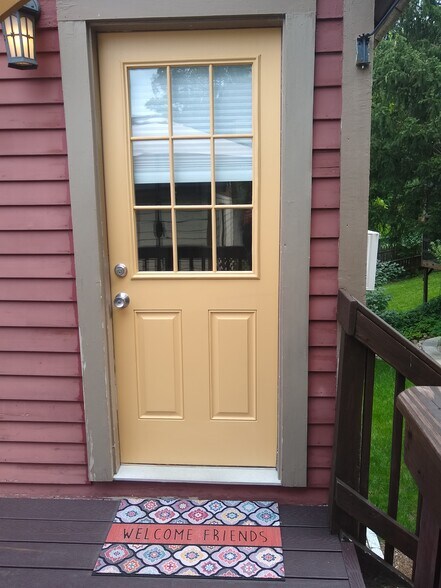 Welcome to your new home - steps to downtown but on quiet, safe street away from noise. - 156 Henry St