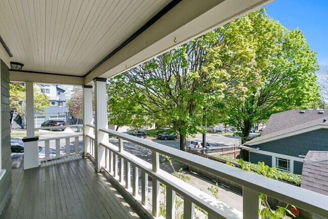 Building Photo - Charming AIR CONDITIONED Leschi Craftsman