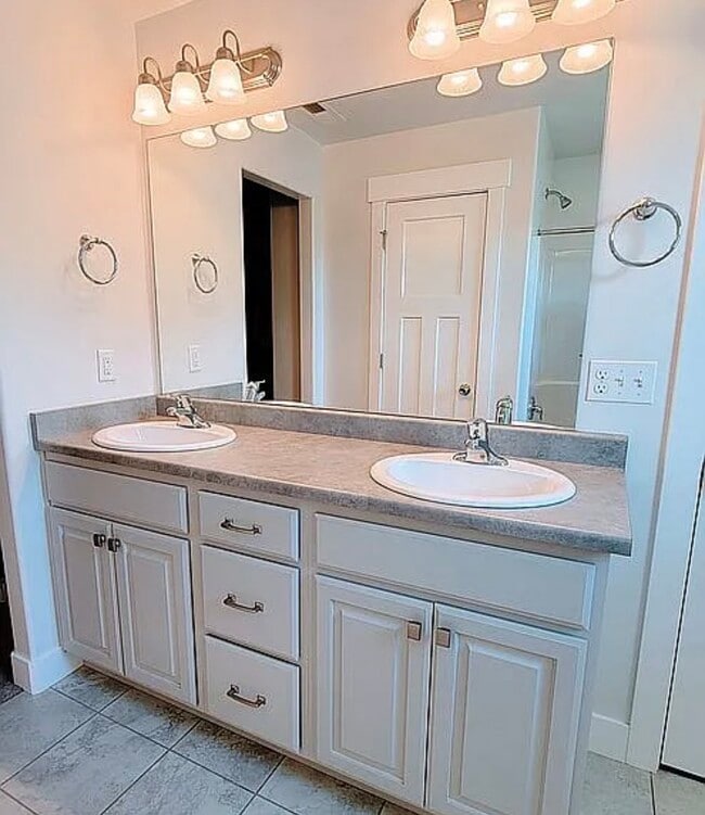 Building Photo - 651 N Pinebrook Rd