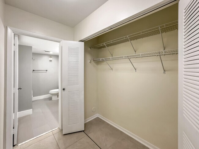 Building Photo - 2112 S Cypress Bend Dr
