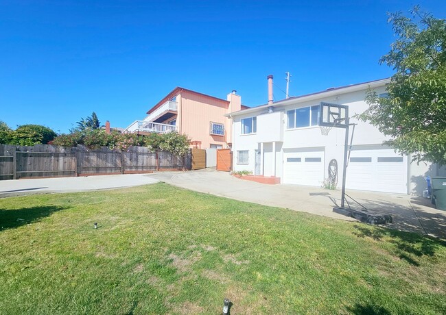 Building Photo - MUST SEE! Spacious 4-bed/2-bath House with...