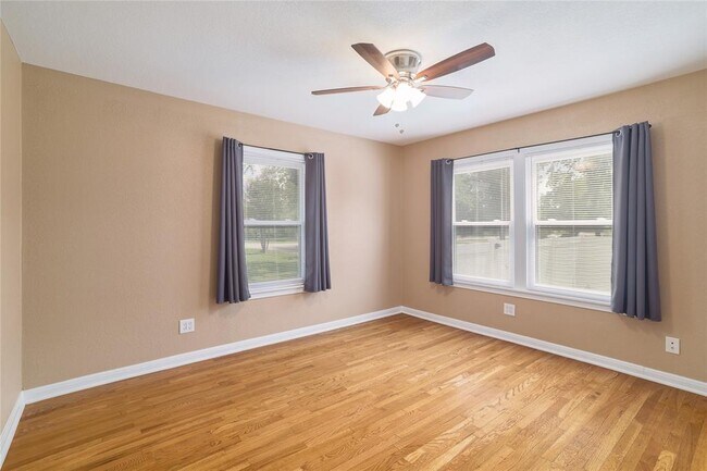 Building Photo - 305 Sunset Dr