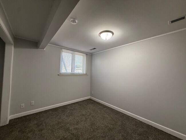 Building Photo - $2,900 | 5 Bedroom, 3 Bathroom House | No Pets | Available for Immediate Move In!