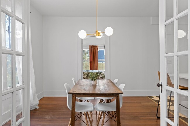Building Photo - 3 Bed | 2 Bath | Fenced Backyard + Beautif...