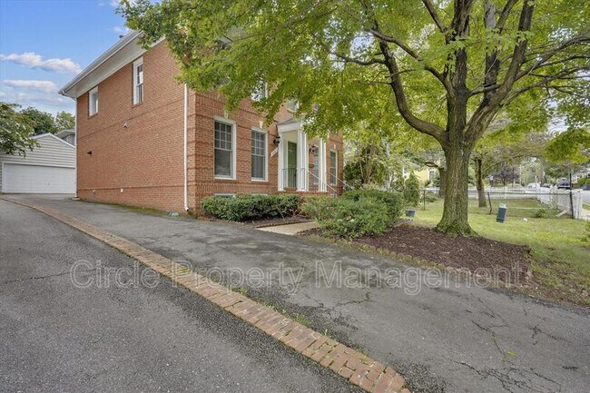 Building Photo - 1805 N Adams St