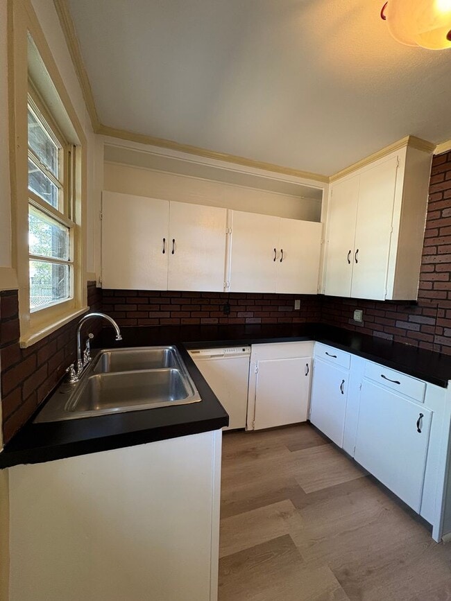 Building Photo - Beautiful 4 bedroom/ 2 bath home with Central Air&Heat