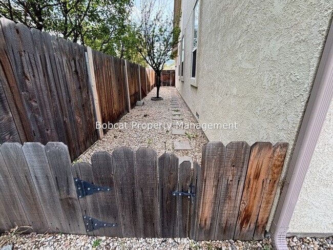 Building Photo - 1626 Evergreen Dr