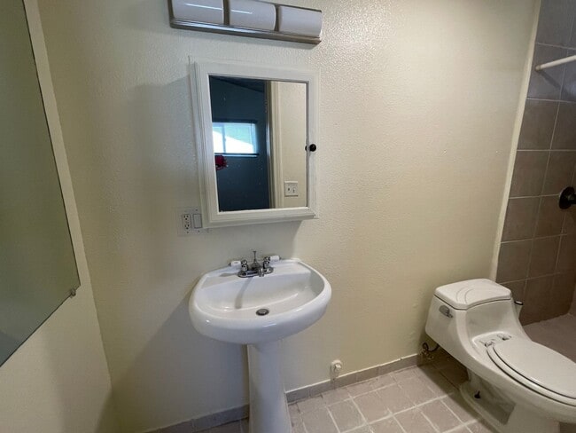 Building Photo - Apple Valley, 3 Bedroom, 2 Bathrooms, 1/2 acre property, Fully fenced