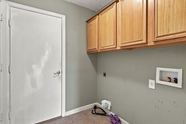Building Photo - 616 Mustang Ct