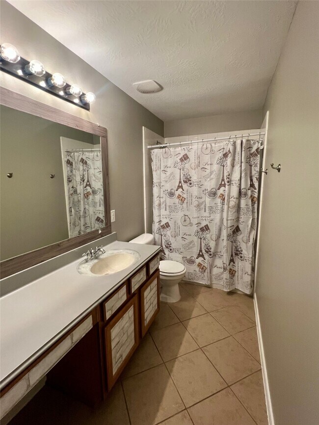 Building Photo - 411 White Oak Pointe Dr