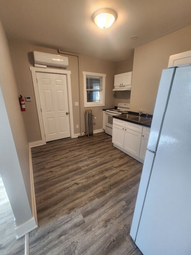 Building Photo - 1BR Unit - Freshly Remodeled