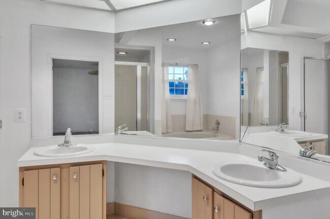 Building Photo - 5 Greenleigh Cir