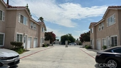 Building Photo - 1004 S Riverside Ave