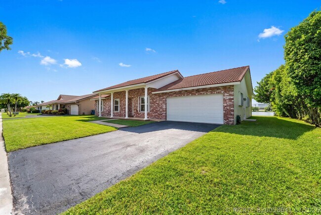 Building Photo - 905 NW 133rd Ave