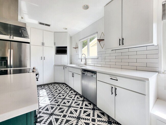 Building Photo - 3/BR 2/BA Single-Level Home with Sunroom a...