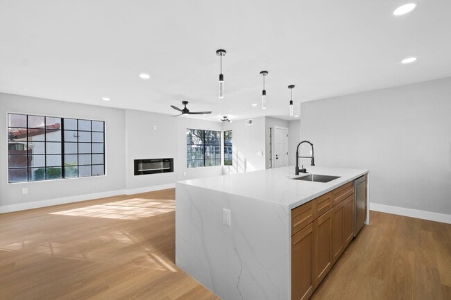 Building Photo - Move-In-Ready Townhome-Style Unit in Chula Vista!