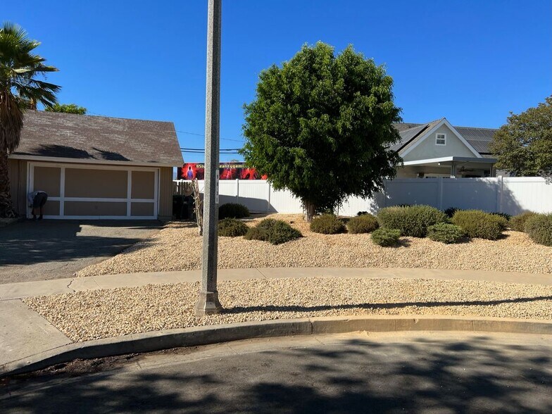 Building Photo - 421 Royal Cir