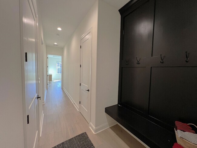 Building Photo - 607 Covington Walk Ln S