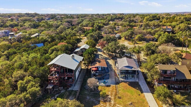 Building Photo - 2681 Lakeview Dr