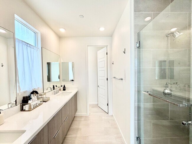 Building Photo - Coastal Living Elevated at Shoreline | 4 B...
