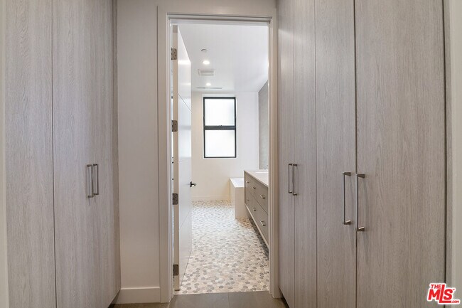 Building Photo - 10563 Ashton Ave