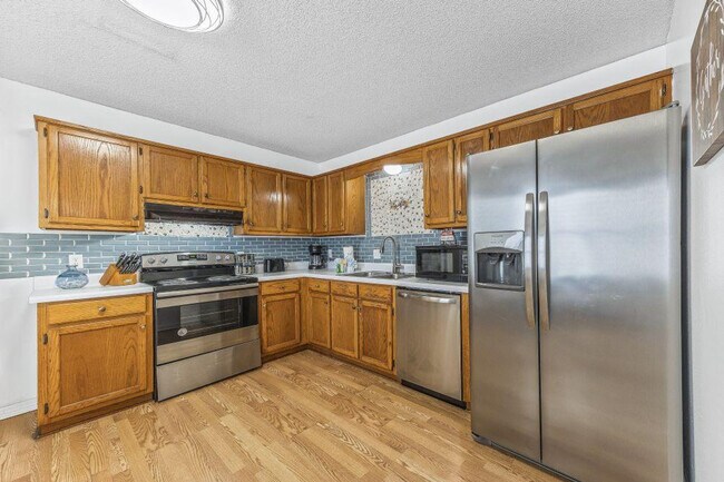 Building Photo - 1472 W Beach Blvd