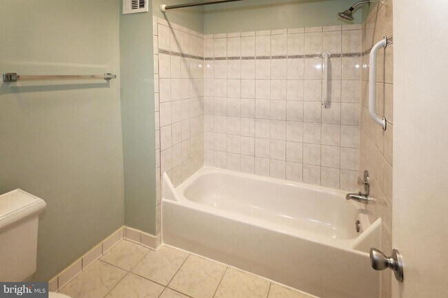 Building Photo - 1810 Golf View Ct