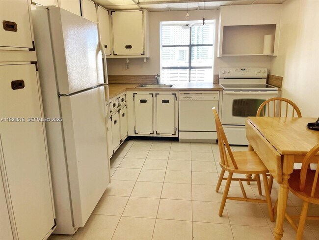 Building Photo - 600 Parkview Dr