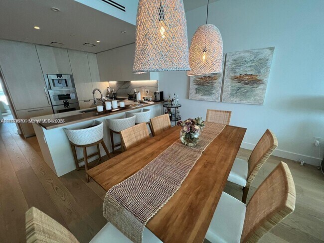 Building Photo - 15701 Collins Ave