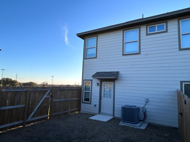 Building Photo - Charming Townhome Near I-35 & Randolph AFB