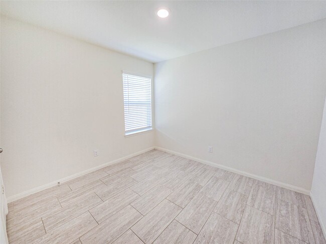 Building Photo - 332 Lone Mountain Dr