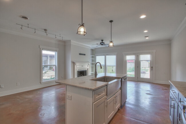 Building Photo - 1319B Pillow St