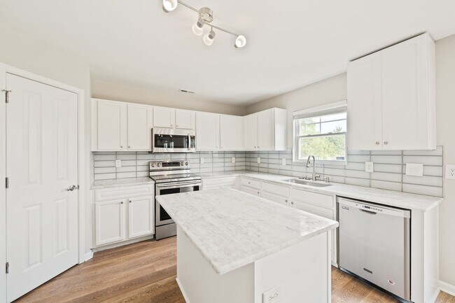 Building Photo - Beautiful 4 bedroom 2.5 bath with Fenced Y...