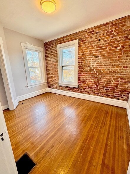 Building Photo - 356 E 20th Ave