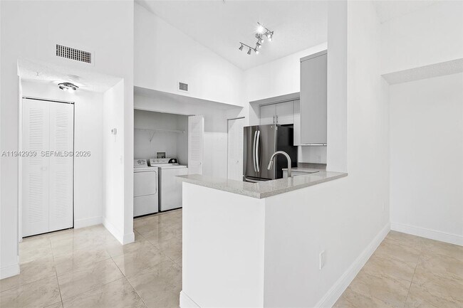 Building Photo - 6992 SW 39th St