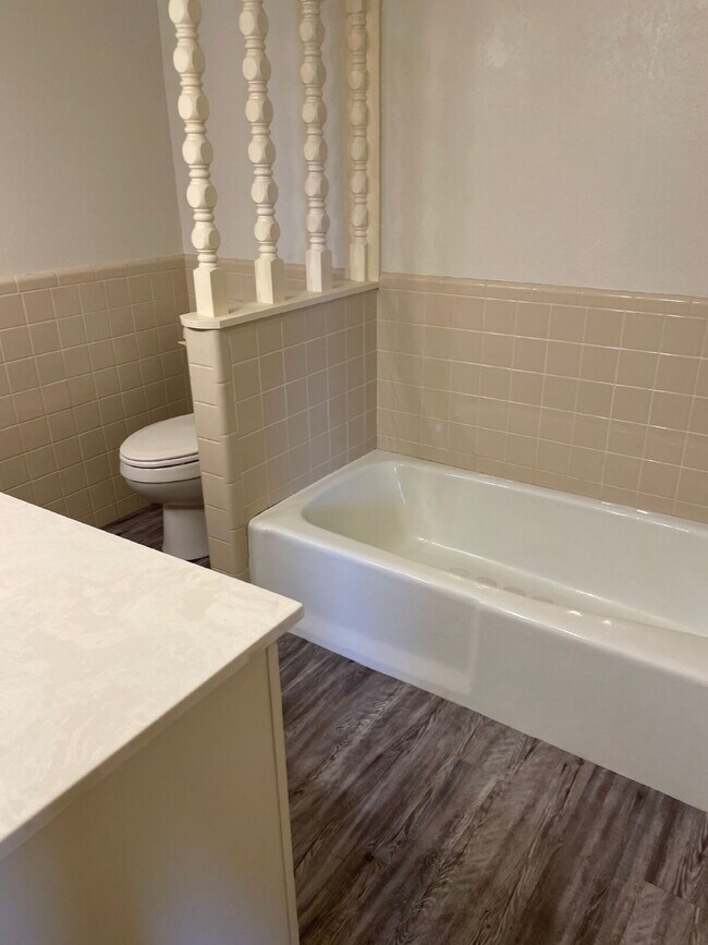 Building Photo - 2/2/1 In a quiet neighborhood - 6 to 9 mon...