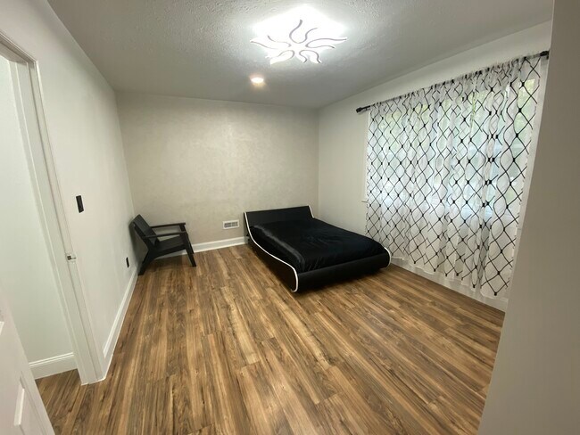 Building Photo - 26 Seneca Rd