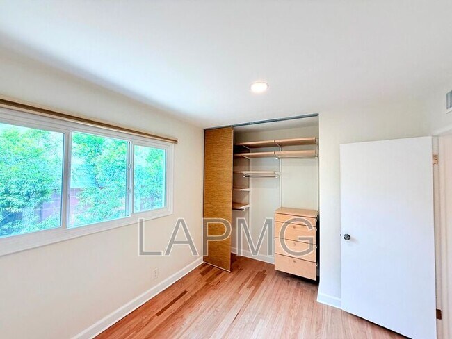 Building Photo - 16457 Gledhill St