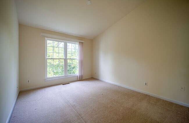 Building Photo - 2-level condo, conveniently located