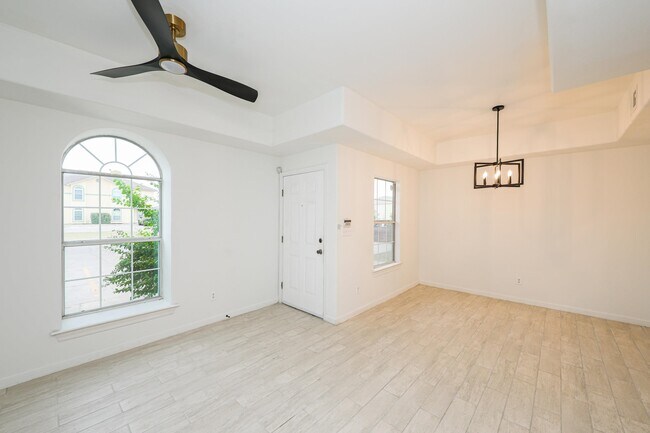 Building Photo - 1000 Ranchway Dr