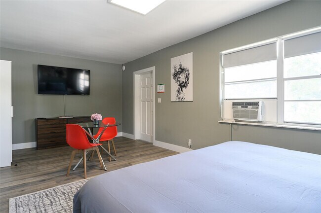 Building Photo - 1020 N Victoria Park Rd