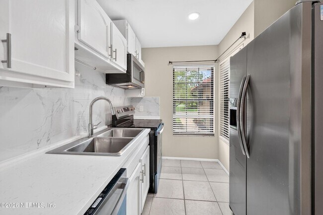 Building Photo - 838 Lawnwood Ave NE