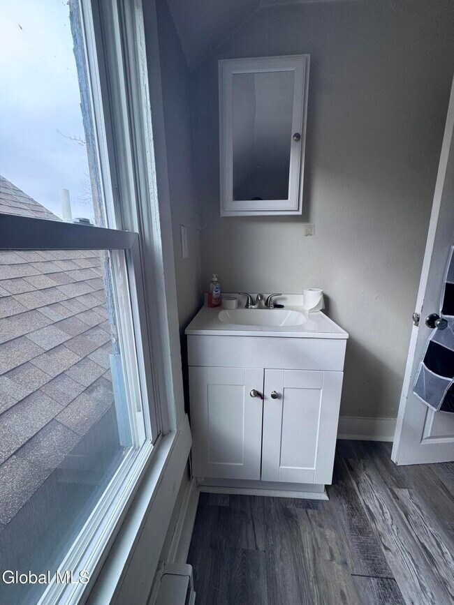 Building Photo - 10 Grace St