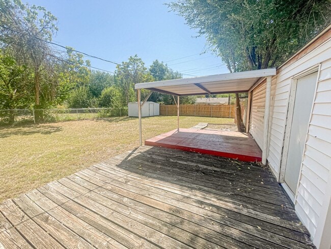 Building Photo - Updated 2 Bed Home with Garage, Huge Yard & Storage in Del City