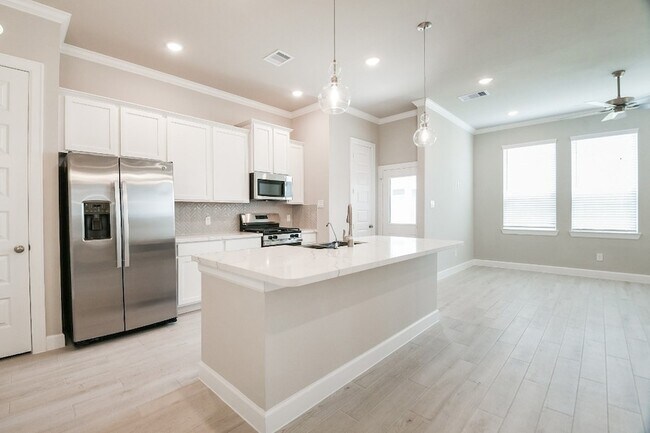 Building Photo - 3112 La Rambla Dr