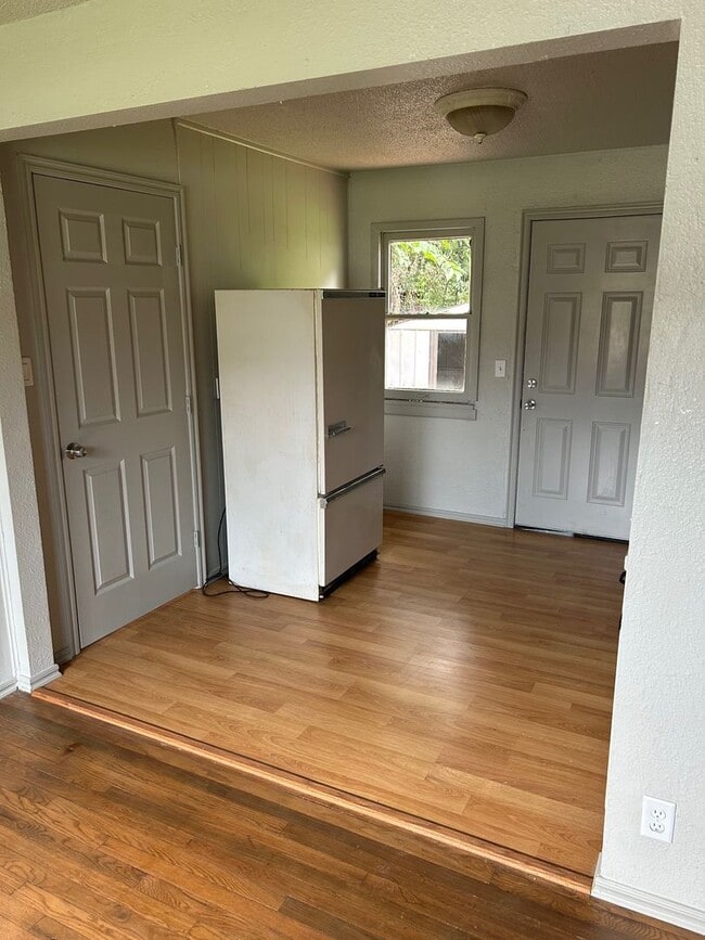 Building Photo - Charming 3 bedroom, 1 bathroom home