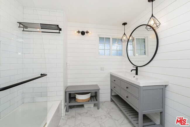 Building Photo - 22428 Victory Blvd