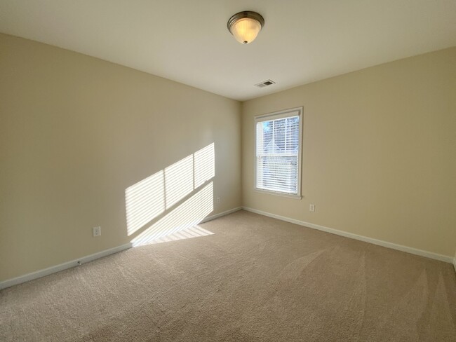 Building Photo - Move In Ready Town House Located in the Vi...