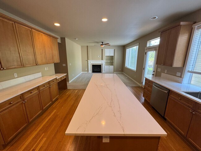 Building Photo - 3bd/2.5ba Renton Home
